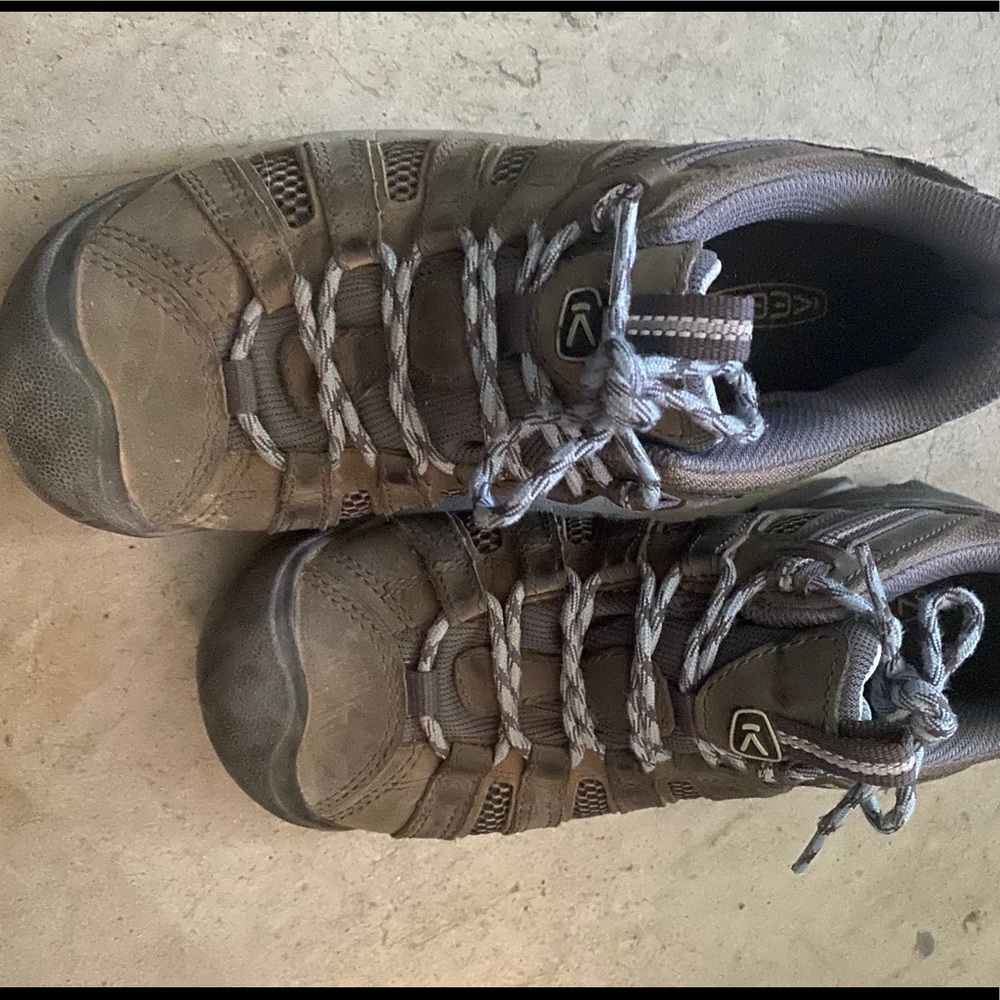 Women’s Keen hiking shoes, size 8